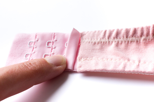 insérer tissu dans agrafage porte soutien-gorge