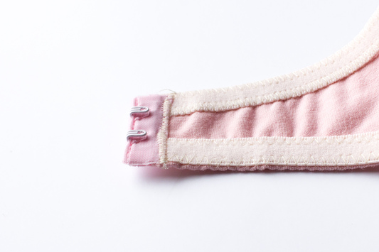 fixer tissu agrafage crochets soutien-gorge